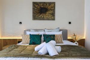 Postel nebo postele na pokoji v ubytování Hotel Les Rêveries du CLOS derrière St Jean Vignes &Spa