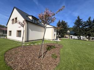 Vonkajšia záhrada v ubytovaní Apartmány Crystalindo