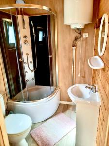 Koupelna v ubytování Domki w Rusinowie u Gosi