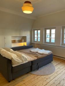a bedroom with a large bed in a room at Goldlöckchen, 80 qm 2-Room Apartment im Herzen der Detmolder Innenstadt in Detmold