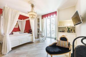 a bedroom with a bed and a tv and a window at It’s Room in Naples