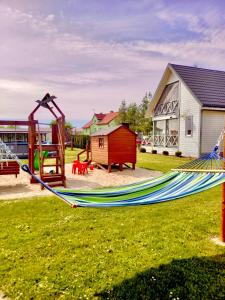 Herní místnost nebo prostor pro děti v ubytování Domki w Rusinowie u Gosi