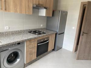 Kuchyň nebo kuchyňský kout v ubytování Appartement avec vue piscine à centre ville martil
