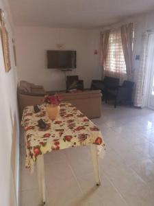 弗利康弗拉克Ideally Located, Fully Furnished, Air Cond Apartment In Flic En Flac !ONLY 5 mins walk to the beach的客厅里设有一张桌子,上面有花纹