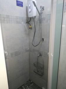 弗利康弗拉克Ideally Located, Fully Furnished, Air Cond Apartment In Flic En Flac !ONLY 5 mins walk to the beach的带淋浴喷头的浴室