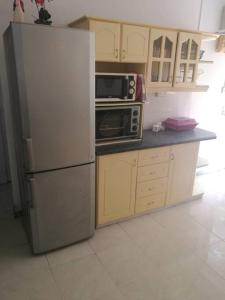 弗利康弗拉克Ideally Located, Fully Furnished, Air Cond Apartment In Flic En Flac !ONLY 5 mins walk to the beach的配有冰箱和微波炉的厨房