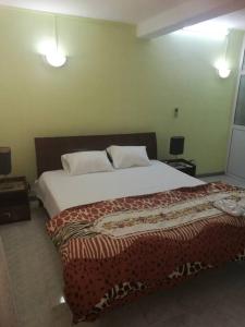 弗利康弗拉克Ideally Located, Fully Furnished, Air Cond Apartment In Flic En Flac !ONLY 5 mins walk to the beach的房间里有一张大床的卧室 更多12张照片