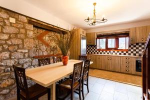 Φωτογραφία από το άλμπουμ του Stone Villas Dukes στο Παράλιο Άστρος