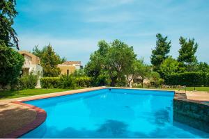 Bazén v ubytovaní Artemisia Villa with Outdoor Hot Tub, Sani Luxury Villas collection alebo v jeho blízkosti