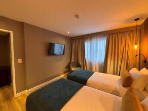 Uma TV ou centro de entretenimento em Alto Andino Hotel