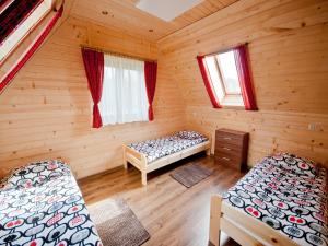 سرير أو أسرّة في غرفة في Apartamenty i Domki Biały Dunajec