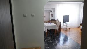 a room with a table and a kitchen with a window at Apart Portul Turistic in Mangalia