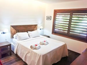a bedroom with two beds with towels on them at Jardin D'éole - Boutique Hotel in Fortim