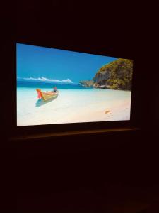 Μια τηλεόραση ή/και κέντρο ψυχαγωγίας στο Amour l Romance l Chambre Secrète l Balnéo Massage