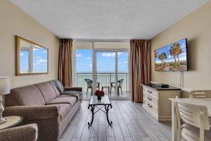Μια τηλεόραση ή/και κέντρο ψυχαγωγίας στο Oceanfront Condos Camelot By the Sea