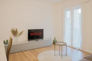 a living room with a tv on a white wall at Ca' Martha - A due passi dal centro con parcheggio privato - Aeroporto 2 chilometri in Treviso +10 photos