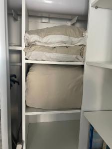 En eller flere køjesenge i et værelse på Charmant logement à Romainville