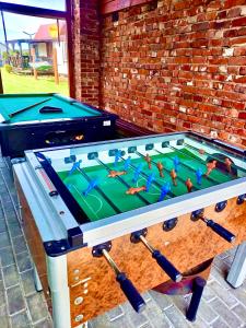 Biliár nebo kulečník v ubytování Domki w Rusinowie u Gosi