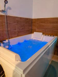 Φωτογραφία από το άλμπουμ του Amour l Romance l Chambre Secrète l Balnéo Massage σε Rousson +13 φωτογραφίες