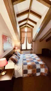 Tornavento的住宿－Hotel Malpensa INN Aereoporto，一间卧室设有一张大床和一个窗户。