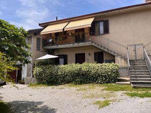 une maison avec un escalier menant à un balcon dans l'établissement Il Cortile Como Single & Double Room in apartment NO HOTEL, à Côme
