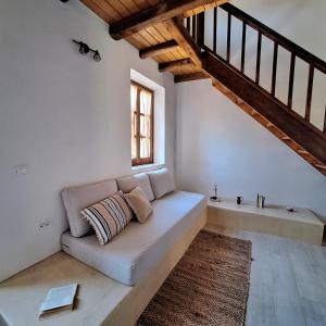 Posezení v ubytování To Pefko - Mezzanines -