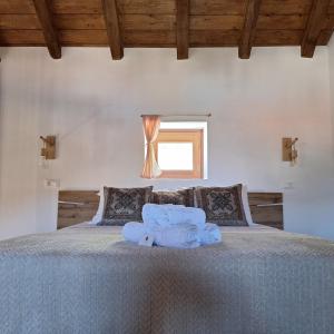 Postel nebo postele na pokoji v ubytování To Pefko - Mezzanines -