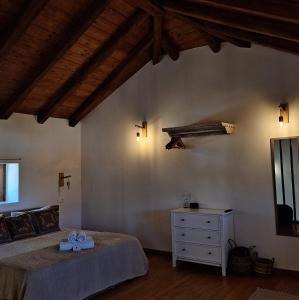 Postel nebo postele na pokoji v ubytování To Pefko - Mezzanines -