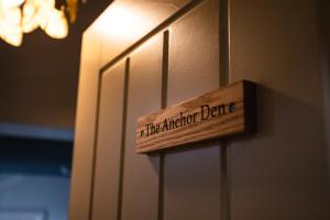 drewniany znak na boku drzwi w obiekcie Black Pearl Stays - Saltburn Apartments w mieście Saltburn-by-the-Sea