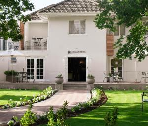 Κήπος έξω από το Rozenburg Guest House