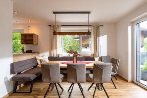 Kuchyň nebo kuchyňský kout v ubytování Ferienhäuser Kaiserluft Chalet