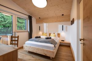 una camera con un letto in una piccola stanza di Ferienhäuser Kaiserluft Chalet a Scheffau am Wilden Kaiser