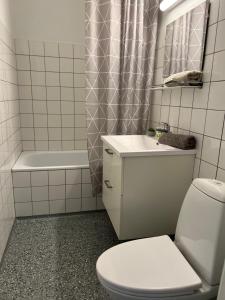 Koupelna v ubytování Stor 2 værelses lejlighed + 21 fotografií