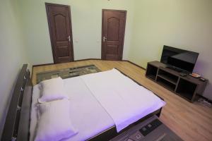 Μια τηλεόραση ή/και κέντρο ψυχαγωγίας στο Фролова 77-88, уютная квартира в Jana Qala с видом на город