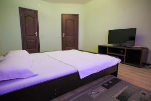 Μια τηλεόραση ή/και κέντρο ψυχαγωγίας στο Фролова 77-88, уютная квартира в Jana Qala с видом на город