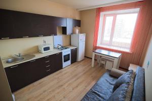 Η κουζίνα ή μικρή κουζίνα στο Фролова 77-88, уютная квартира в Jana Qala с видом на город