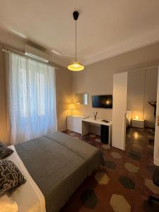ローマにあるVaticano Roma Guesthouseのベッドルーム(大型ベッド1台、デスク付)