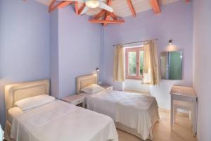 una stanza d'ospedale con due letti e una finestra di Villa Lakonia in Stoupa a Stoupa