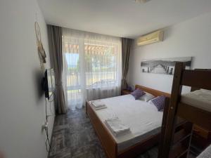 Un dormitorio pequeño con una cama y una ventana. en Fort Noks SP apartments-Elenite, en Elenite 34 fotos más