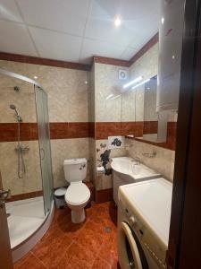 Un baño con inodoro, ducha y lavabo. en Fort Noks SP apartments-Elenite, en Elenite