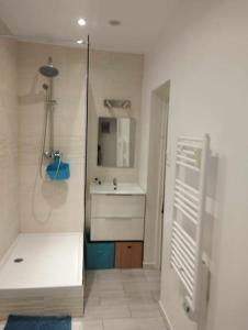 Ένα μπάνιο στο Appartement GUISE Familistere +9 φωτογραφίες