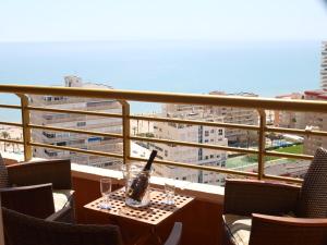 una mesa en un balcón con vistas a la ciudad en Apartamento Leo Playa de San Juan en Alicante