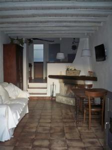 Sala de estar con cama y mesa en Rifugio dei tre Pini, en Castelmola