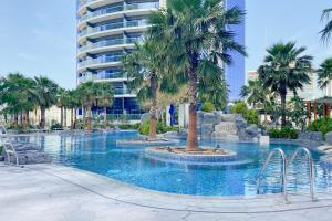 Bazén v ubytování ALiving Luxury 1BR Paramount Towers Business Bay 6205 nebo v jeho okolí