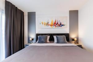 Un dormitorio con una cama grande y un cuadro en la pared. en Moonlight Luxury Apartment, en Kaštela 21 fotos más
