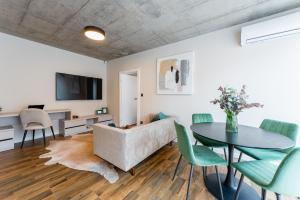 A television and/or entertainment centre at H75 Apartments Kosice Centre