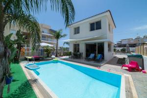 eine Villa mit einem Swimmingpool vor einem Haus in der Unterkunft Villa Anna Maria, Kapparis in Paralimni