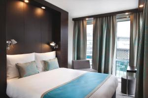 a hotel room with a large bed and a window at Motel One Manchester-Piccadilly in Manchester