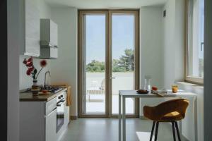 cocina con mesa y silla en ForiMia - Retreat, en Francavilla Fontana