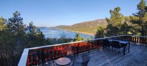 FevågにあるMatthias Hytteの川の景色を望むバルコニー(テーブル、椅子付)